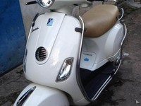 Vespa LX việt nam khóa từ chân chống điện mầu trắng đời 2011 Vespa LX việt nam khóa từ chân chống điện mầu trắng đời 2011