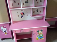 Bàn học được thiết kế đơn giản với ngăn bàn rộng Bàn học được thiết kế đơn giản với ngăn bàn rộng