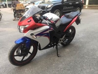 Cần bán xe CBR150, xe màu đỏ trắng đời 2015 Cần bán xe CBR150, xe màu đỏ trắng đời 2015