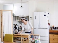 Cần hai người giúp việc nhà và giữ trẻ. Làm 2 nơi gần nhau Cần hai người giúp việc nhà và giữ trẻ. Làm 2 nơi gần nhau