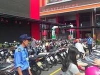 Bãi xe Hoàng Văn Thụ tuyển bảo vệ ghi thẻ xe (có bo) Bãi xe Hoàng Văn Thụ tuyển bảo vệ ghi thẻ xe (có bo)