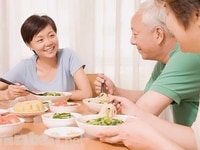 Cần hai người giúp việc nhà và giữ trẻ. Làm 2 nơi gần nhau Cần hai người giúp việc nhà và giữ trẻ. Làm 2 nơi gần nhau