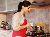 Cần gấp 1 người giữ trẻ 1 người giúp việc nhà 1 người chăm người già Cần gấp 1 người giữ trẻ 1 người giúp việc nhà 1 người chăm người già