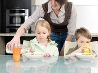 Cần gấp 1 người giữ trẻ 1 người giúp việc nhà 1 người chăm người già Cần gấp 1 người giữ trẻ 1 người giúp việc nhà 1 người chăm người già