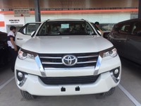 Bán xe Toyota Fortuner tự động màu trắng giao ngay Bán xe Toyota Fortuner tự động màu trắng giao ngay