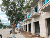 Nhà đường 25m, 3,5 tầng, nằm ngay đường trục chính thông. Nhà đường 25m, 3,5 tầng, nằm ngay đường trục chính thông.