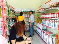 Tuyển 2 nhân viên đứng tại quầy bán Tuyển 2 nhân viên đứng tại quầy bán