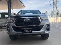Hilux 2.4 AT (4x2) số tự động màu bạc giao ngay Hilux 2.4 AT (4x2) số tự động màu bạc giao ngay