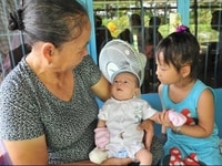 Nhà có 1 bé gái, dì mình mới ở quê lên tuyển 2 giúp việc nhà ăn ở lại Nhà có 1 bé gái, dì mình mới ở quê lên tuyển 2 giúp việc nhà ăn ở lại