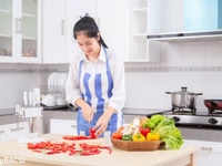 Nhà chị tươi cần tuyển 1 nữ giúp việc để nấu ăn và tưới hoa làm ở lại Nhà chị tươi cần tuyển 1 nữ giúp việc để nấu ăn và tưới hoa làm ở lại