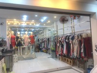 SANG MẶT BẰNG ĐẸP NGUYÊN CĂN làm shop quần áo khu vực mua sắm sầm uất SANG MẶT BẰNG ĐẸP NGUYÊN CĂN làm shop quần áo khu vực mua sắm sầm uất