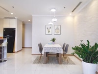 Cần người chăm sóc em bé và, một người làm việc nhà Cần người chăm sóc em bé và, một người làm việc nhà