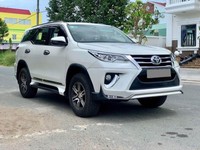 Bán Toyota Fortuner tự động 2017 máy xăng màu trắng cực trẻ trung. Bán Toyota Fortuner tự động 2017 máy xăng màu trắng cực trẻ trung.