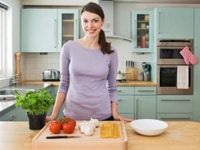Cần tuyển một người giúp việc nhà một người chăm người già 1 giữ em bé Cần tuyển một người giúp việc nhà một người chăm người già 1 giữ em bé