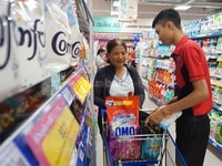 Ưu tiên Người Lớn Tuổi , bán hàng và phụ sắp xếp hàng lên kệ Ưu tiên Người Lớn Tuổi , bán hàng và phụ sắp xếp hàng lên kệ
