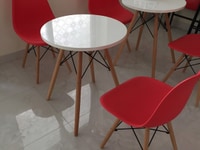 Bộ bàn ghế Eames mới mua để VP hay cafe đẹp Bộ bàn ghế Eames mới mua để VP hay cafe đẹp