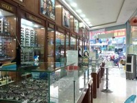 Cửa hàng mắt kính cẩn tuyển nhân viên bán tết Cửa hàng mắt kính cẩn tuyển nhân viên bán tết