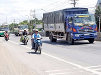Nhà ngay lộ, xe cộ qua lại đông đúc Nhà ngay lộ, xe cộ qua lại đông đúc