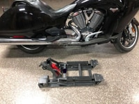 Bệ năng xe moto trong nhà hẹp tại hà nội Bệ năng xe moto trong nhà hẹp tại hà nội