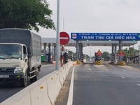 Nhà sát đường nhưa lớn có đèn đường, xe cộ qua lại đông đúc Nhà sát đường nhưa lớn có đèn đường, xe cộ qua lại đông đúc