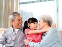 Cần tìm người chăm bà đi đứng được . Cần tìm người chăm bà đi đứng được .