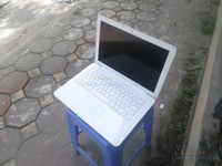 Laptop cũ Macbook 13, máy màu trắng, logo apple phát sáng sang trọng. Laptop cũ Macbook 13, máy màu trắng, logo apple phát sáng sang trọng.