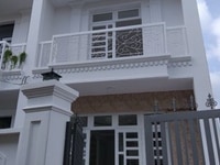 Bán nhà phố 1 trệt, 1 lầu ngay chợ Hưng Long giá 500 triệu/căn Bán nhà phố 1 trệt, 1 lầu ngay chợ Hưng Long giá 500 triệu/căn
