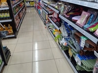 Nhân viên bán hàng tại siêu thị mini Nhân viên bán hàng tại siêu thị mini