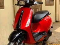 Vespa Sprint đỏ Sporty thời thượng đậm chất Ý. Vespa Sprint đỏ Sporty thời thượng đậm chất Ý.