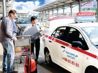 Lái xe taxi phục vụ sảnh khách sạn Lái xe taxi phục vụ sảnh khách sạn