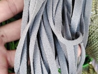Dây giày màu xám, trẻ rung, năng động. Dây giày màu xám, trẻ rung, năng động.