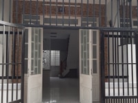 - Nhà 1 trệt 1 lầu nằm ngay trung tâm - Nhà 1 trệt 1 lầu nằm ngay trung tâm