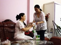 Cần 1 nữ giúp việc ăn ở lại trong nhà. Nhà ít người Cần 1 nữ giúp việc ăn ở lại trong nhà. Nhà ít người