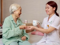 Cần tìm 1 người giúp việc nhà 1 giữ em bé 1 chăm người già Cần tìm 1 người giúp việc nhà 1 giữ em bé 1 chăm người già