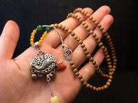 Trang sức charm kết vòng đá bằng bạc Trang sức charm kết vòng đá bằng bạc
