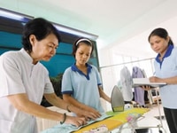 Tôi đang cần 2 giúp việc nhà 1 chăm em bé lương cao Tôi đang cần 2 giúp việc nhà 1 chăm em bé lương cao
