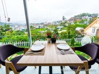 Khách sạn mới tiêu chuẩn 3 sao, view nhà phố thung lũng Khách sạn mới tiêu chuẩn 3 sao, view nhà phố thung lũng