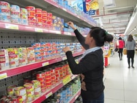 Tìm 3 nhân viên ban hàng siêu thị dịp gần tết Tìm 3 nhân viên ban hàng siêu thị dịp gần tết