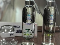 Chai nước thủy tinh 500ml có dây xách Chai nước thủy tinh 500ml có dây xách