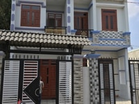 Nhà mới xây xong 1 lầu, 1 trệt được thiết kế theo kiểu biệt thự mini Nhà mới xây xong 1 lầu, 1 trệt được thiết kế theo kiểu biệt thự mini