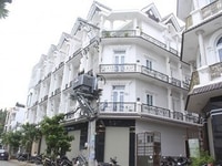 Bán gấp nhà 3 lầu, đường 9m, cách chợ 20m. Đi sân bay TSN 15p.Sổ riêng