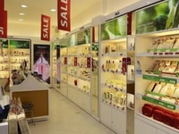 Cần 2 thiên thần phụ bán mỹ phẩm tại cửa hàng Cần 2 thiên thần phụ bán mỹ phẩm tại cửa hàng