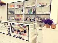 Cửa hàng mĩ phẩm tuyển nhân viên đứng quầy Cửa hàng mĩ phẩm tuyển nhân viên đứng quầy