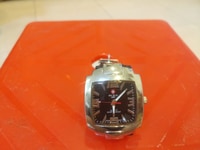 Đồng hồ quartz vuông dây da size to . Đồng hồ quartz vuông dây da size to .