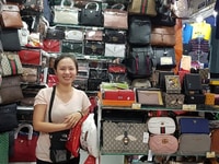 Cho thuê sạp đầu cua trong chợ Bến Thành. Cho thuê sạp đầu cua trong chợ Bến Thành.