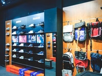 Các mẫu vách, tủ kệ trưng bày cho shop đồ thể thao Các mẫu vách, tủ kệ trưng bày cho shop đồ thể thao