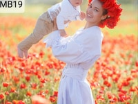 Tranh mẹ và bé trên đồng hoa treo tường Tranh mẹ và bé trên đồng hoa treo tường