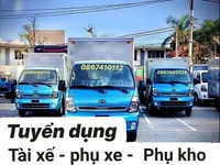 Tài xế xe tải nhe phụ kho và phụ lơ xe. Tài xế xe tải nhe phụ kho và phụ lơ xe.