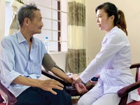 Cần tuyển một người giúp việc nhà một người chăm người già 1 giữ em bé Cần tuyển một người giúp việc nhà một người chăm người già 1 giữ em bé