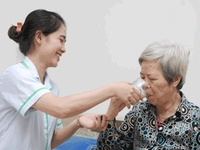 Nhà Cần Tìm 1 Người Trông Trẻ,1 Người Giúp Việc Nhà Và 1 Người Chăm Bà Nhà Cần Tìm 1 Người Trông Trẻ,1 Người Giúp Việc Nhà Và 1 Người Chăm Bà